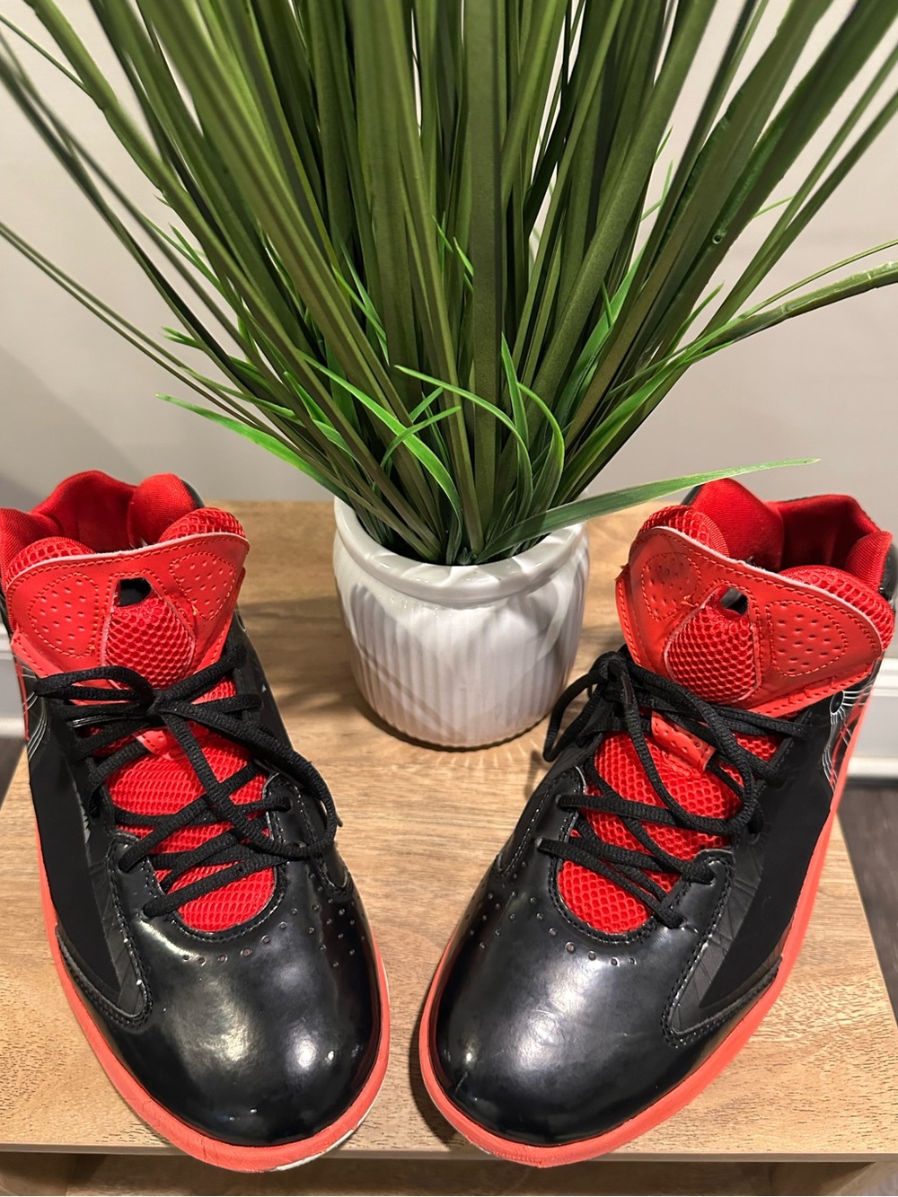 Jordan Men's Black and Red Aero Flight Athletic Sneakers